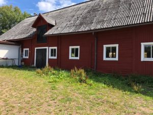 Lagården målas och repareras sommaren 2020 och halmbalar anländer… och en helt ny dörr till höskullen.